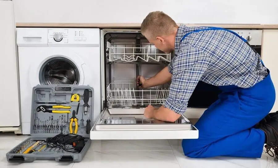 Foça Panasonic servisi teknisyen ekibi beyaz eşya tamiri yaparken